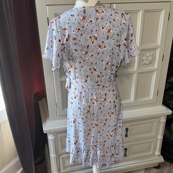 NWT Naggoo Floral V-Neck Wrap Dress Size Medium - Picture 7 of 11
